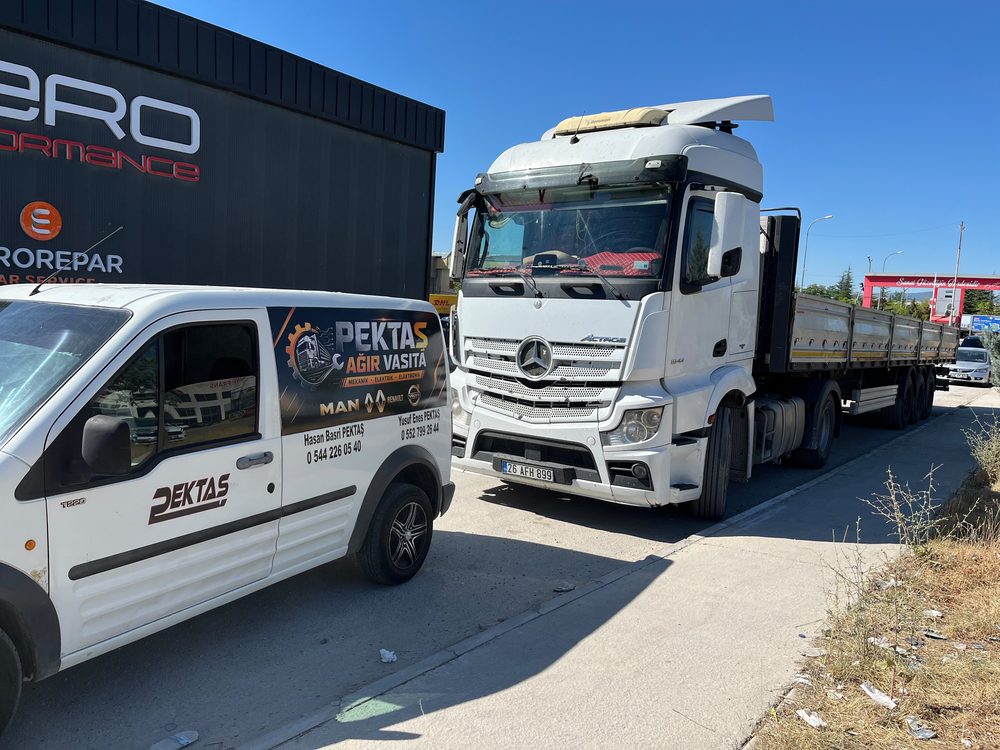 Pektaş Ağır Vasıta servis aracı ve müşteri kamyonu